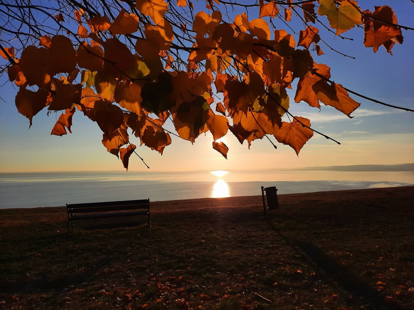 Balatonakarattya ősszel: naplemente a Magaspartról