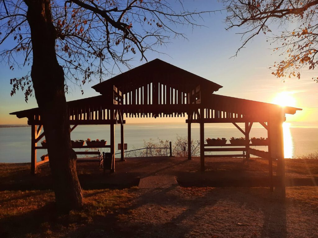 Balatonakarattya ősszel: naplemente a Magaspartról