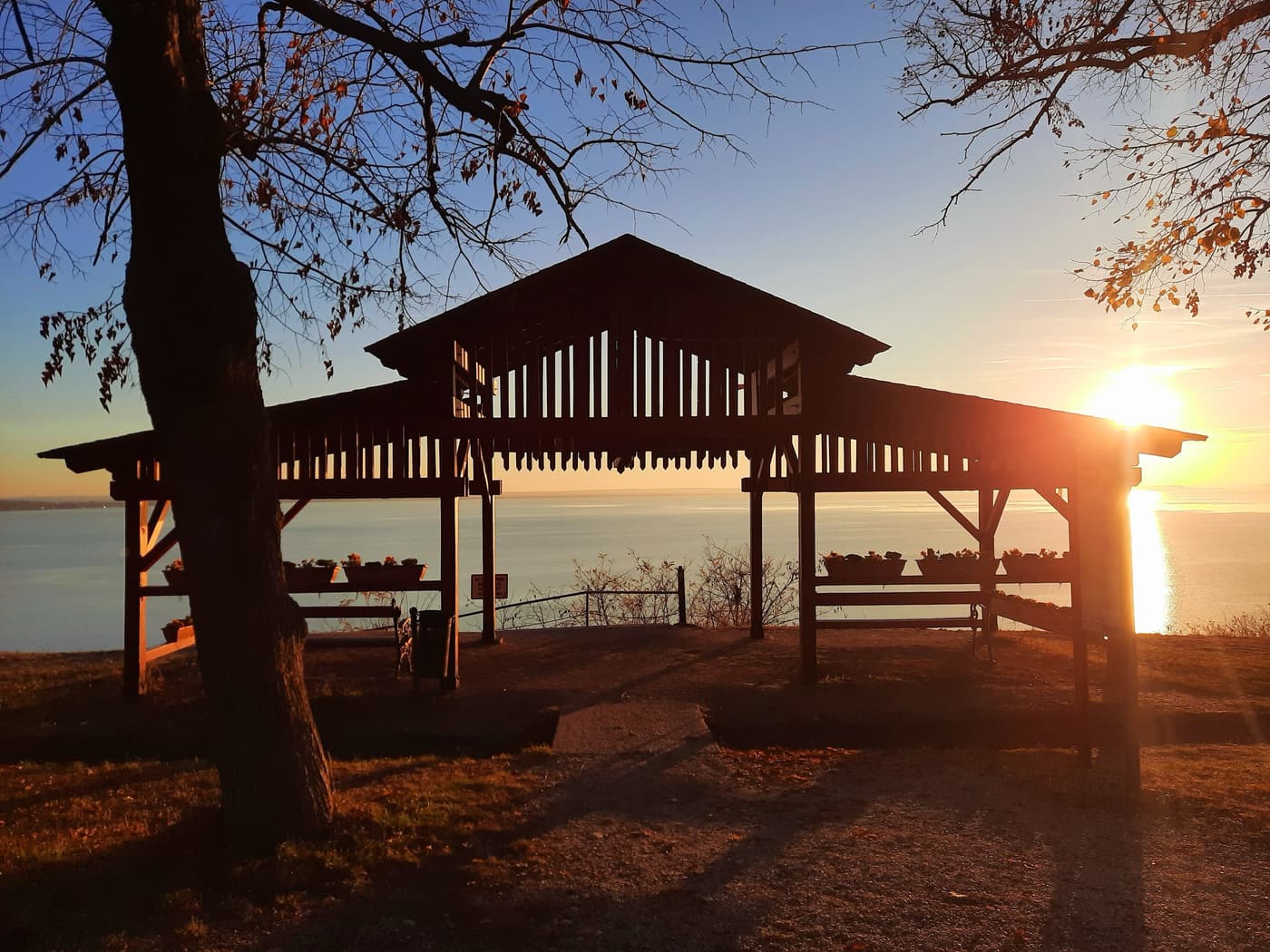 Balatonakarattya ősszel: naplemente a Magaspartról