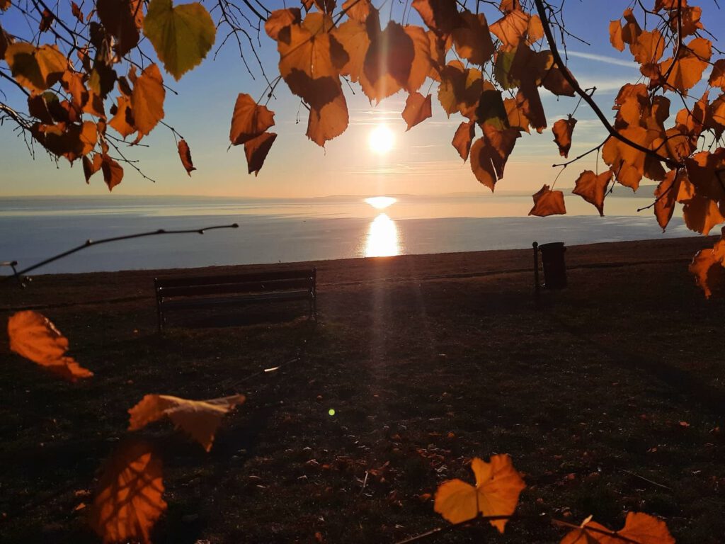Balatonakarattya ősszel: naplemente a Magaspartról