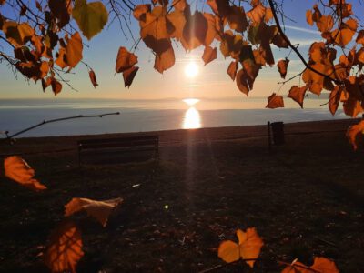 Balatonakarattya ősszel: naplemente a Magaspartról