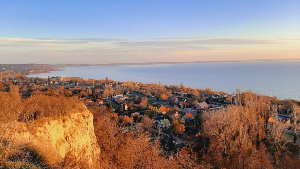 Soós-hegy: Balatonkenese jellegzetes dombháta a Balaton keleti kapujában
