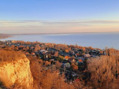 Soós-hegy: Balatonkenese jellegzetes dombháta a Balaton keleti kapujában
