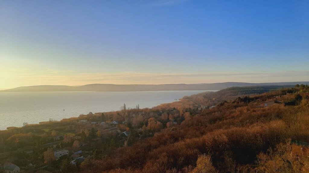 Soós-hegy: Balatonkenese jellegzetes dombháta a Balaton keleti kapujában