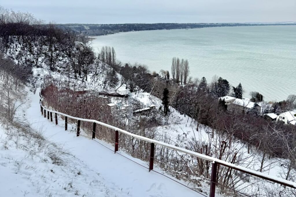 Téli Balaton: havas tájak, csendes séták, panorámák