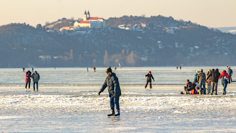 Életveszélyes a Balaton jege, tilos rámenni a tó teljes területén