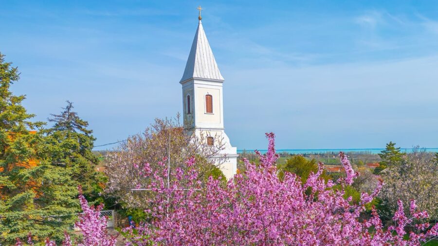 Húsvéti elcsendesedés a Balaton körül: kálváriák, kápolnák és szakrális helyek nyomában