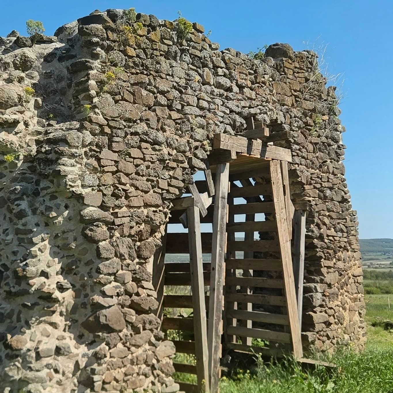Töttöskáli templomrom – középkori emlék Szentbékkálla határában