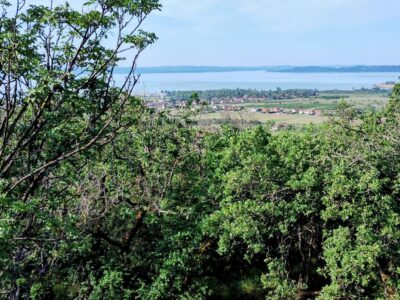 Balatoni panoráma vörös kőalapzatról: a Somlyó-hegyi kilátó Alsóörsön