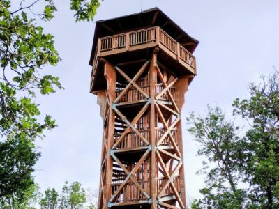 Balatoni panoráma vörös kőalapzatról: a Somlyó-hegyi kilátó Alsóörsön