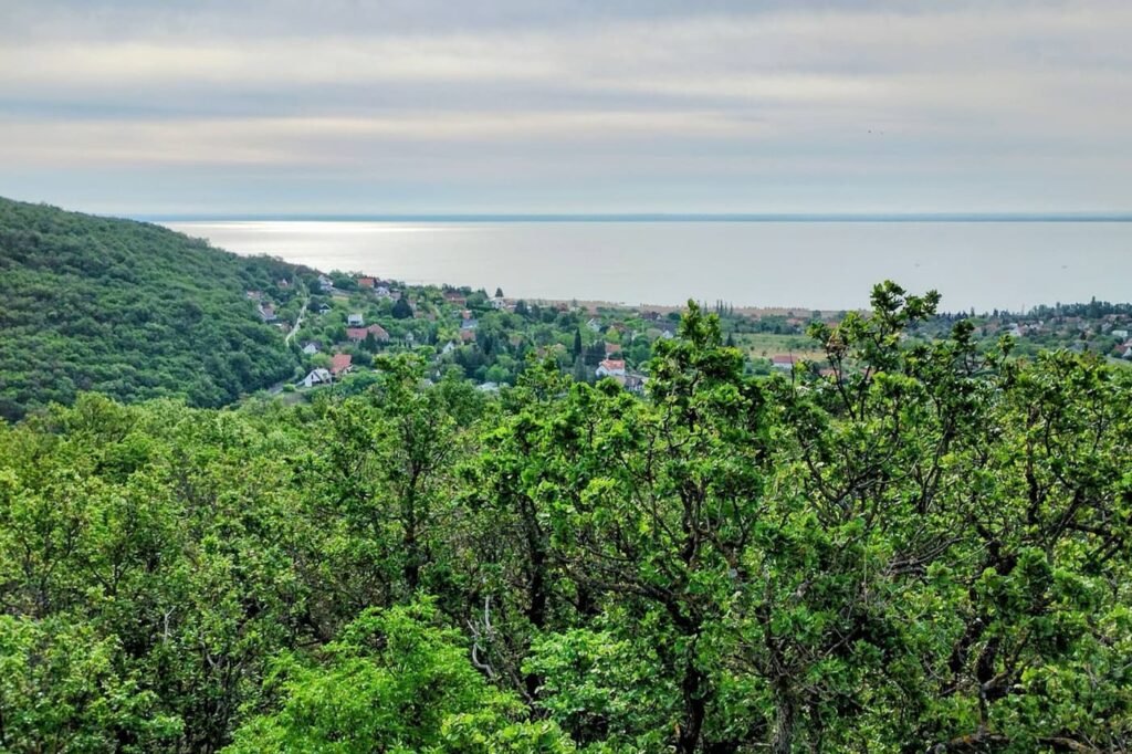 Balatoni panoráma vörös kőalapzatról: a Somlyó-hegyi kilátó Alsóörsön