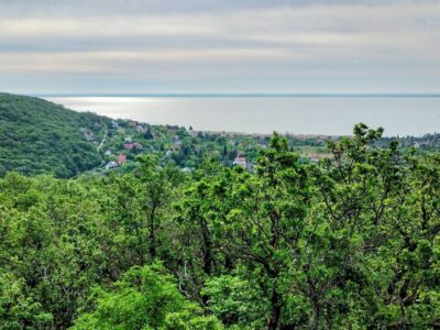 Balatoni panoráma vörös kőalapzatról: a Somlyó-hegyi kilátó Alsóörsön