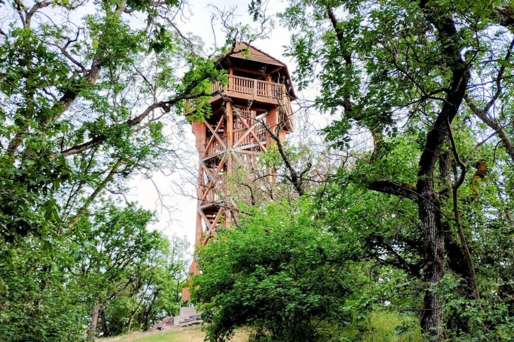 Balatoni panoráma vörös kőalapzatról: a Somlyó-hegyi kilátó Alsóörsön