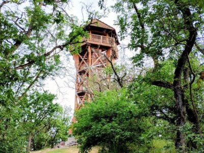 Balatoni panoráma vörös kőalapzatról: a Somlyó-hegyi kilátó Alsóörsön