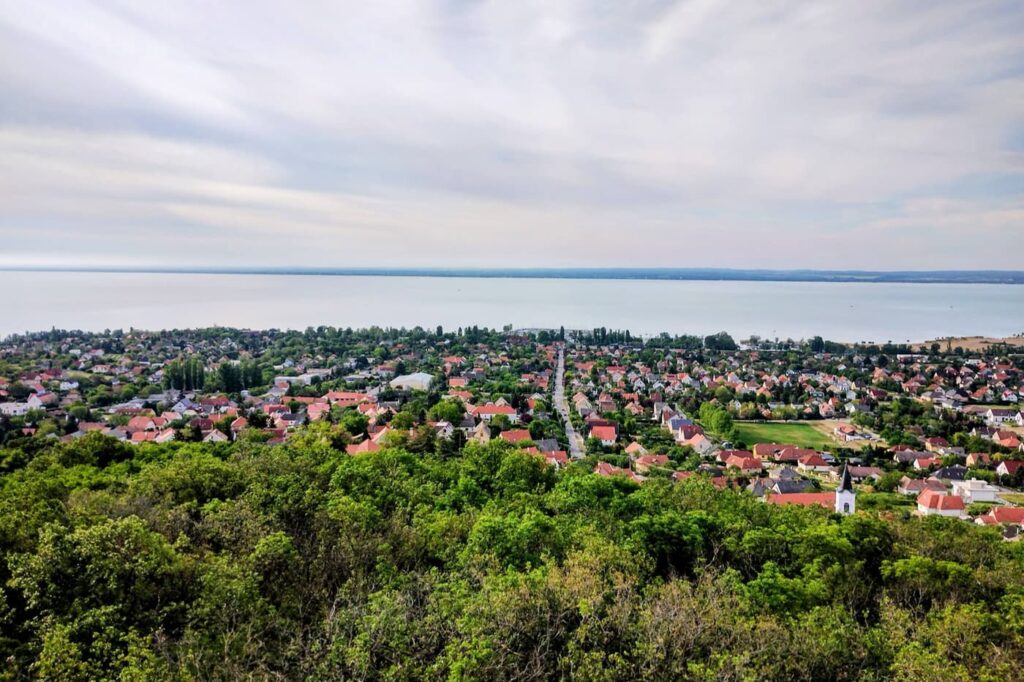 Balatoni panoráma vörös kőalapzatról: a Somlyó-hegyi kilátó Alsóörsön