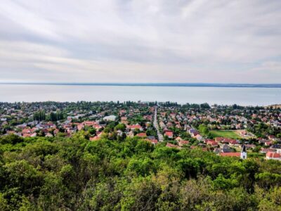 Balatoni panoráma vörös kőalapzatról: a Somlyó-hegyi kilátó Alsóörsön
