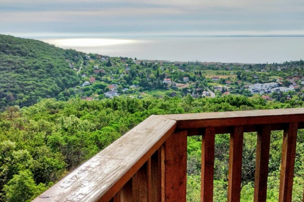 Balatoni panoráma vörös kőalapzatról: a Somlyó-hegyi kilátó Alsóörsön