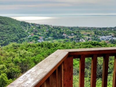 Balatoni panoráma vörös kőalapzatról: a Somlyó-hegyi kilátó Alsóörsön