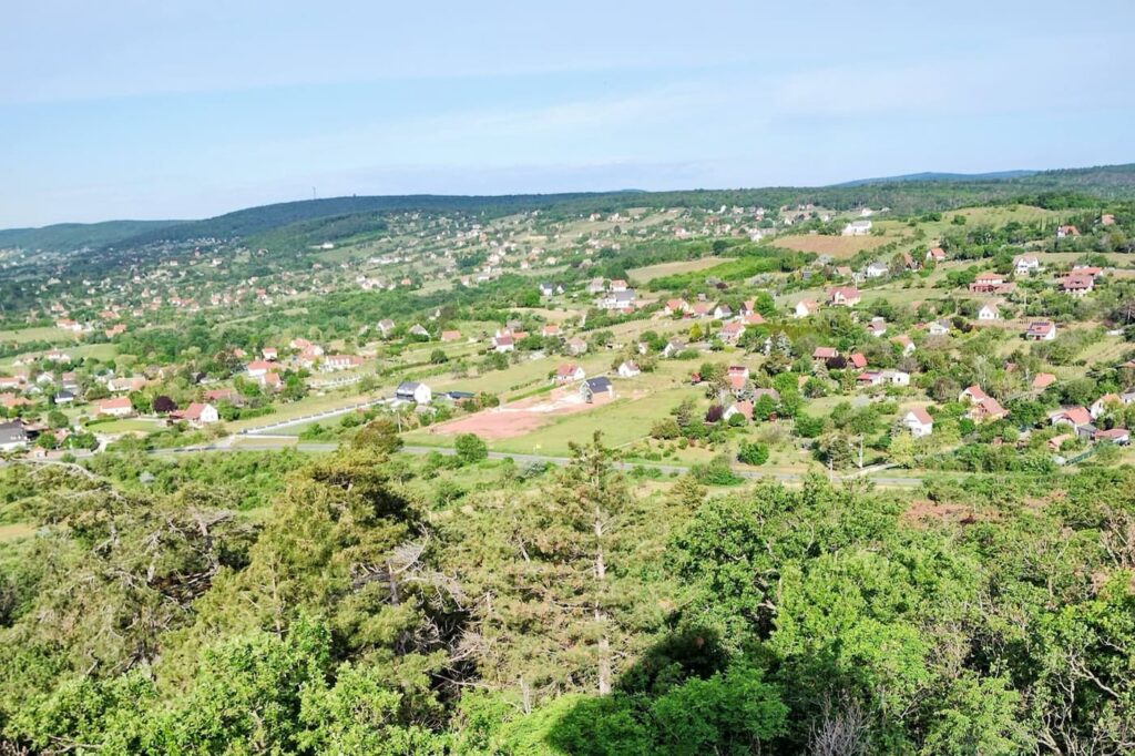 Balatoni panoráma vörös kőalapzatról: a Somlyó-hegyi kilátó Alsóörsön