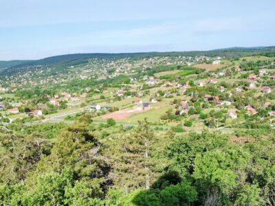 Balatoni panoráma vörös kőalapzatról: a Somlyó-hegyi kilátó Alsóörsön