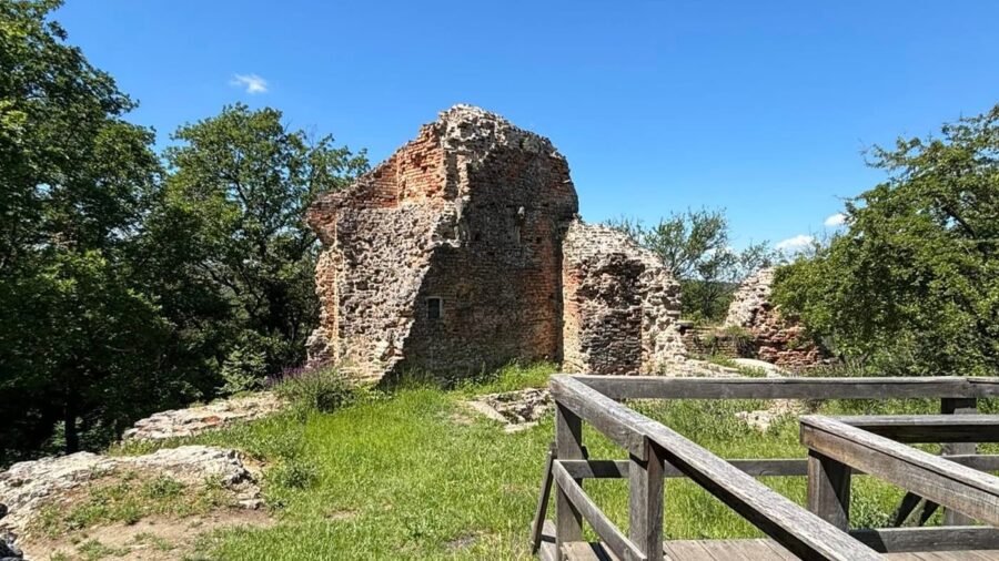 Kereki vár: középkori rom a Balaton fölötti dombok között
