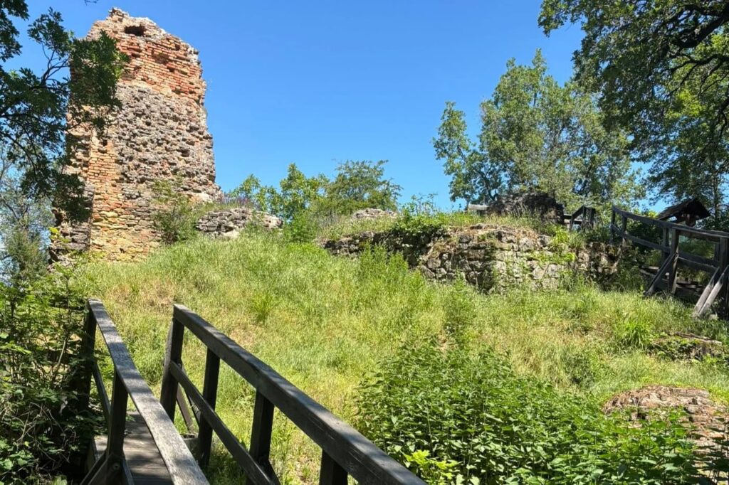 Kereki vár: középkori rom a Balaton fölötti dombok között