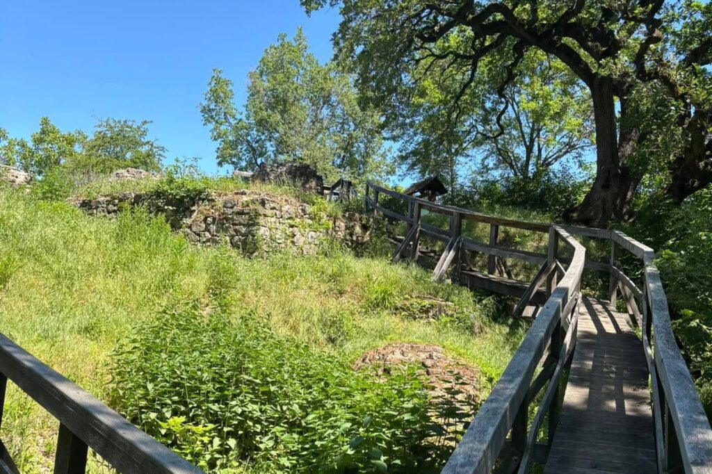 Kereki vár: középkori rom a Balaton fölötti dombok között