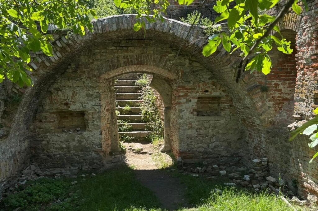 Kereki vár: középkori rom a Balaton fölötti dombok között