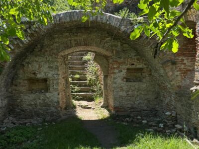 Kereki vár: középkori rom a Balaton fölötti dombok között