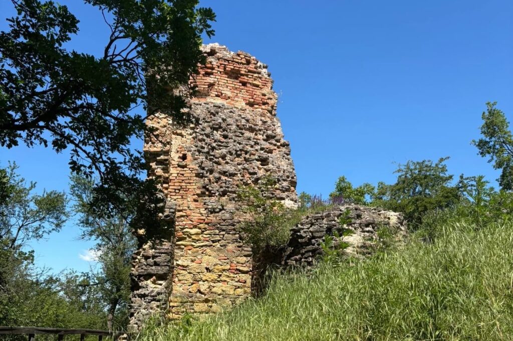 Kereki vár: középkori rom a Balaton fölötti dombok között
