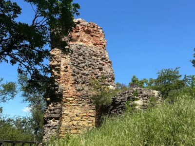 Kereki vár: középkori rom a Balaton fölötti dombok között