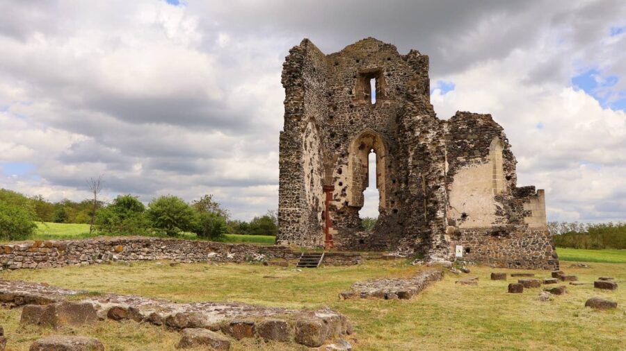 Középkori falak a dörögdi mezők között – a Szent András-templomrom Taliándörögdön