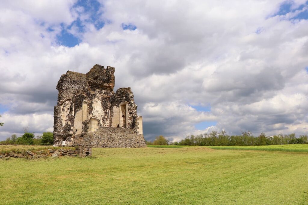 Középkori falak a dörögdi mezők között – a Szent András-templomrom Taliándörögdön
