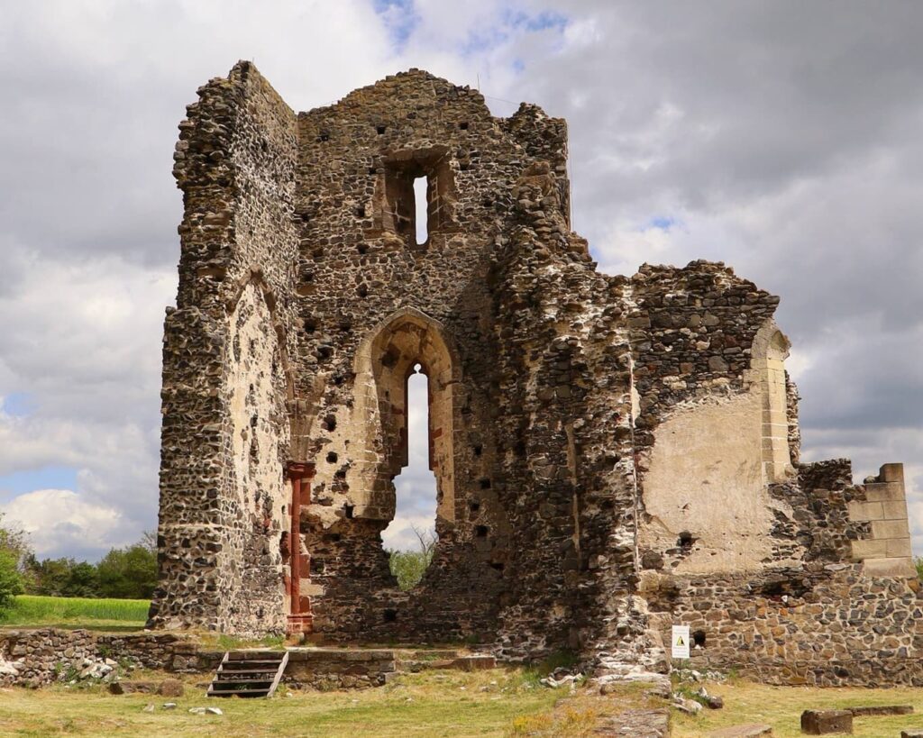 Középkori falak a dörögdi mezők között – a Szent András-templomrom Taliándörögdön