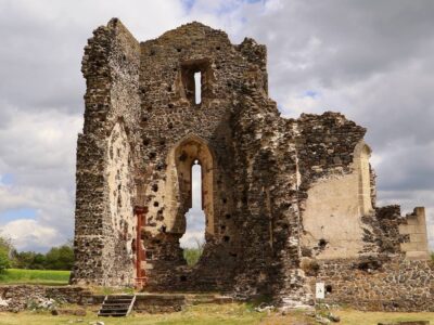 Középkori falak a dörögdi mezők között – a Szent András-templomrom Taliándörögdön