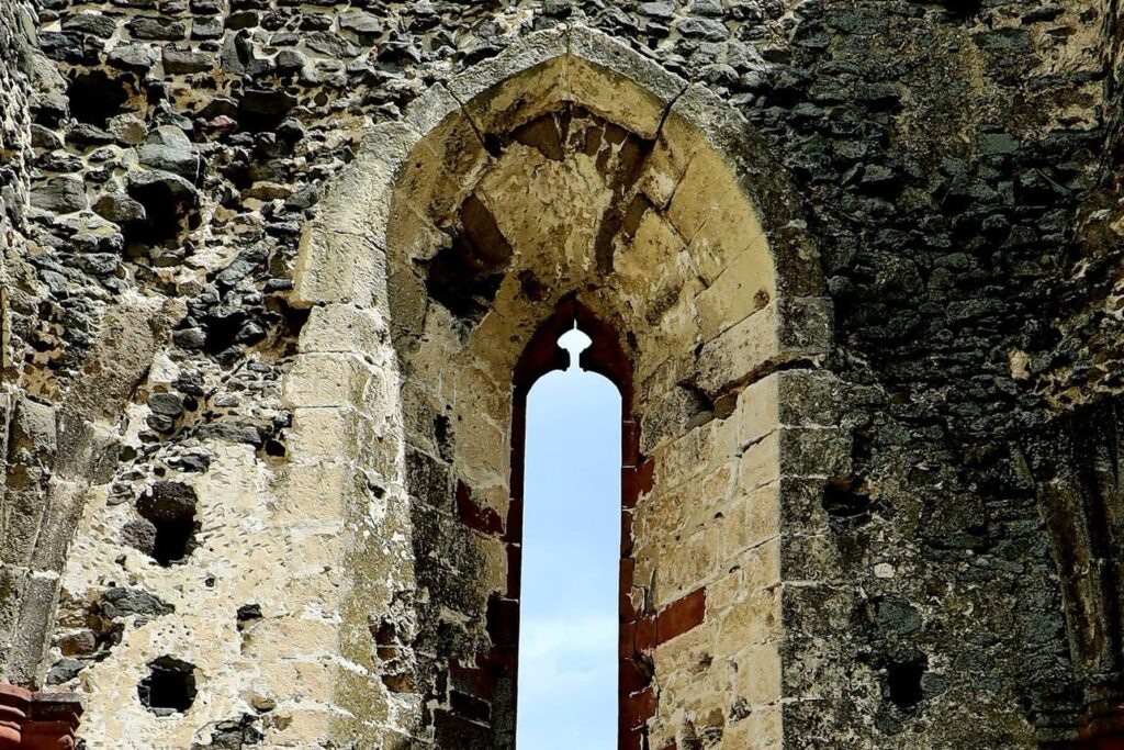 Középkori falak a dörögdi mezők között – a Szent András-templomrom Taliándörögdön