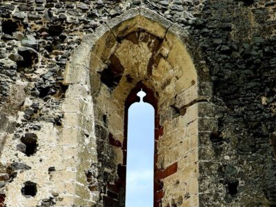 Középkori falak a dörögdi mezők között – a Szent András-templomrom Taliándörögdön