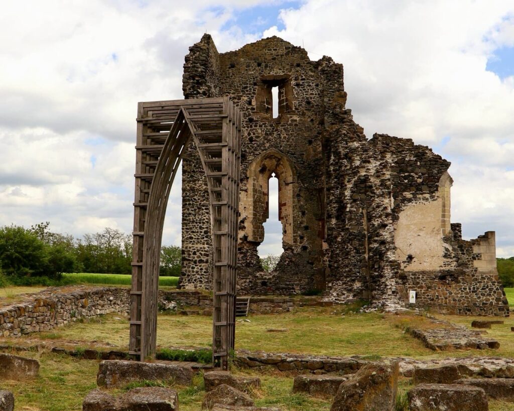 Középkori falak a dörögdi mezők között – a Szent András-templomrom Taliándörögdön
