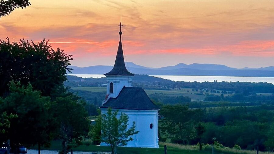 Kápolna és balatoni panoráma a balatonlellei Kishegyen
