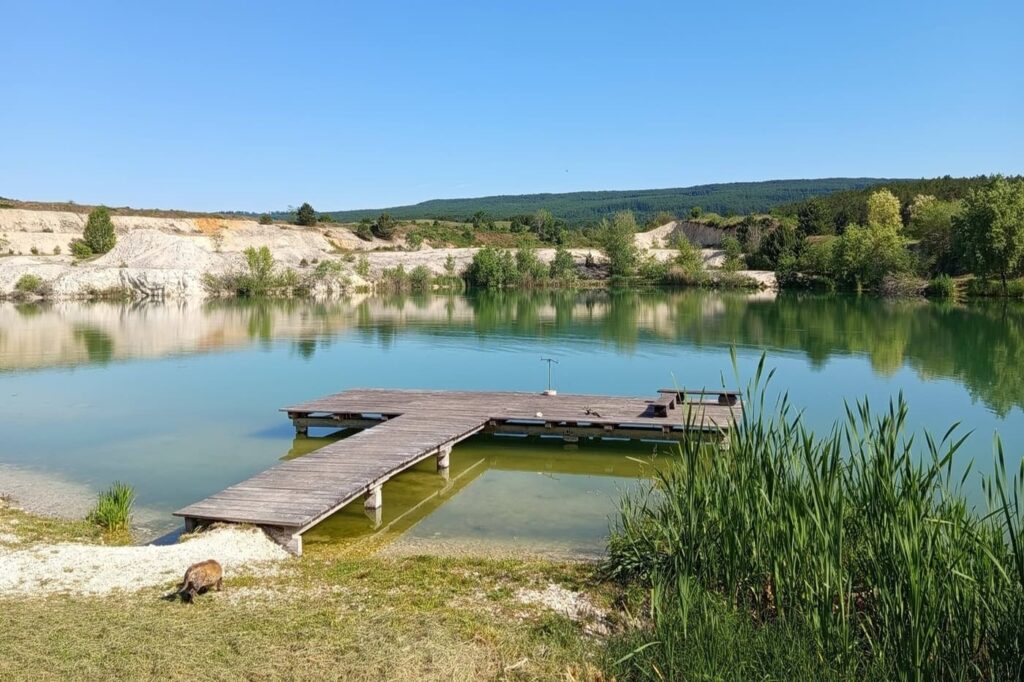 Hegyesdi bányató: kristálytiszta víz egy régi dolomitbánya helyén