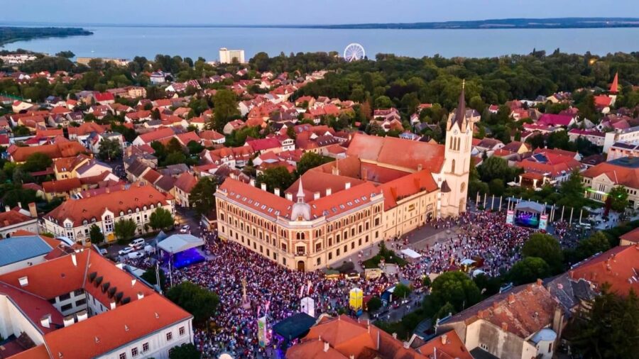 Négy színpad, számos koncert és élmény 2026. július 3. és 5. között a KeszthelyFesten