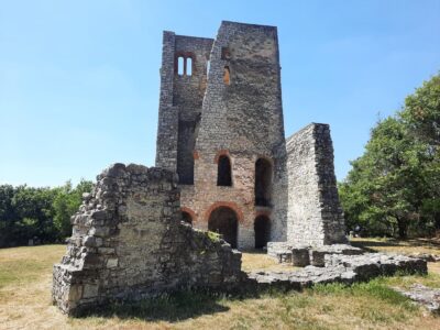 Dörgicse templomromjai: Árpád-kori falak a Balaton-felvidék dombjai között