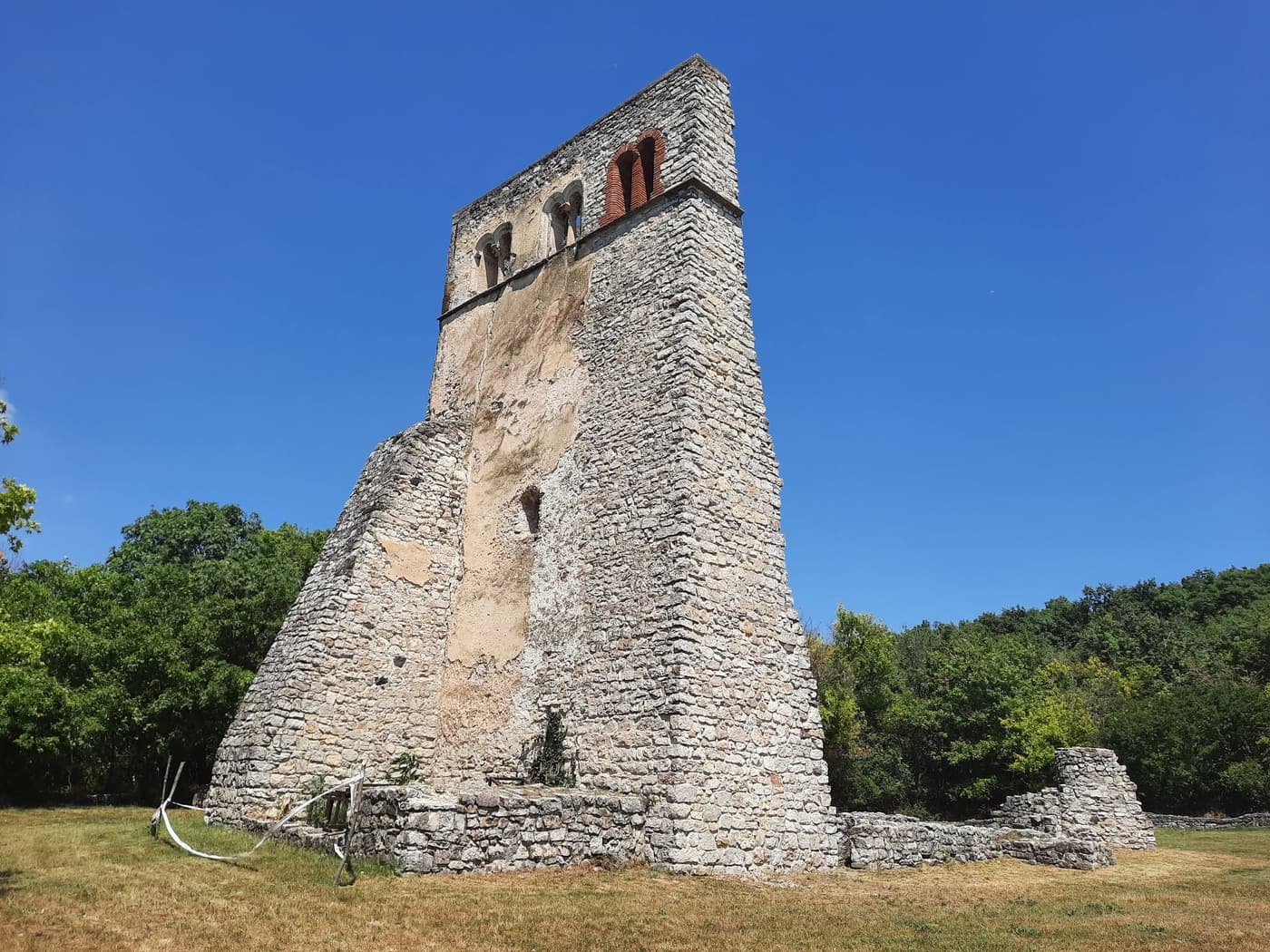 Dörgicse templomromjai: Árpád-kori falak a Balaton-felvidék dombjai között