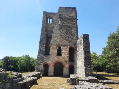 Dörgicse templomromjai: Árpád-kori falak a Balaton-felvidék dombjai között