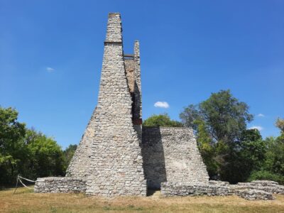 Dörgicse templomromjai: Árpád-kori falak a Balaton-felvidék dombjai között