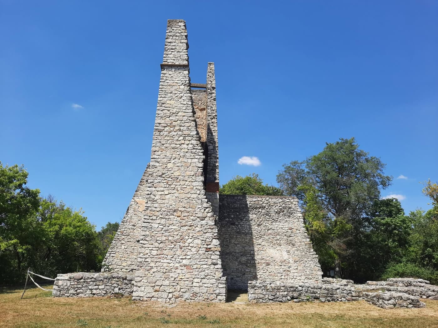Dörgicse templomromjai: Árpád-kori falak a Balaton-felvidék dombjai között