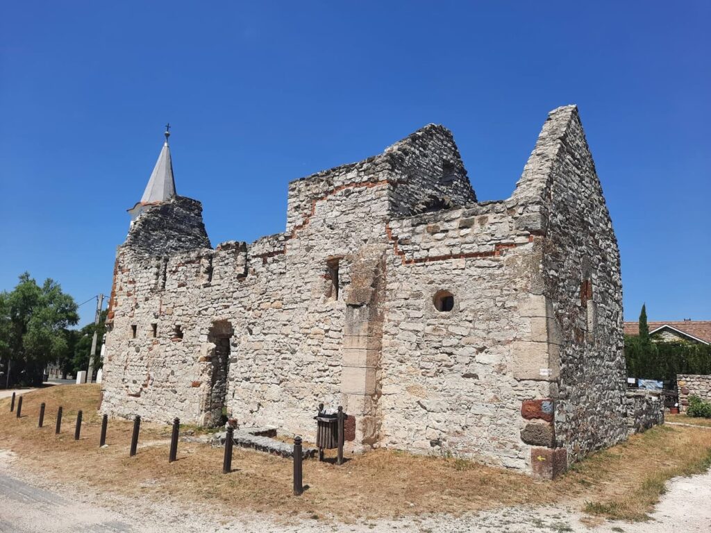 Dörgicse templomromjai: Árpád-kori falak a Balaton-felvidék dombjai között