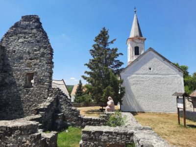 Dörgicse templomromjai: Árpád-kori falak a Balaton-felvidék dombjai között