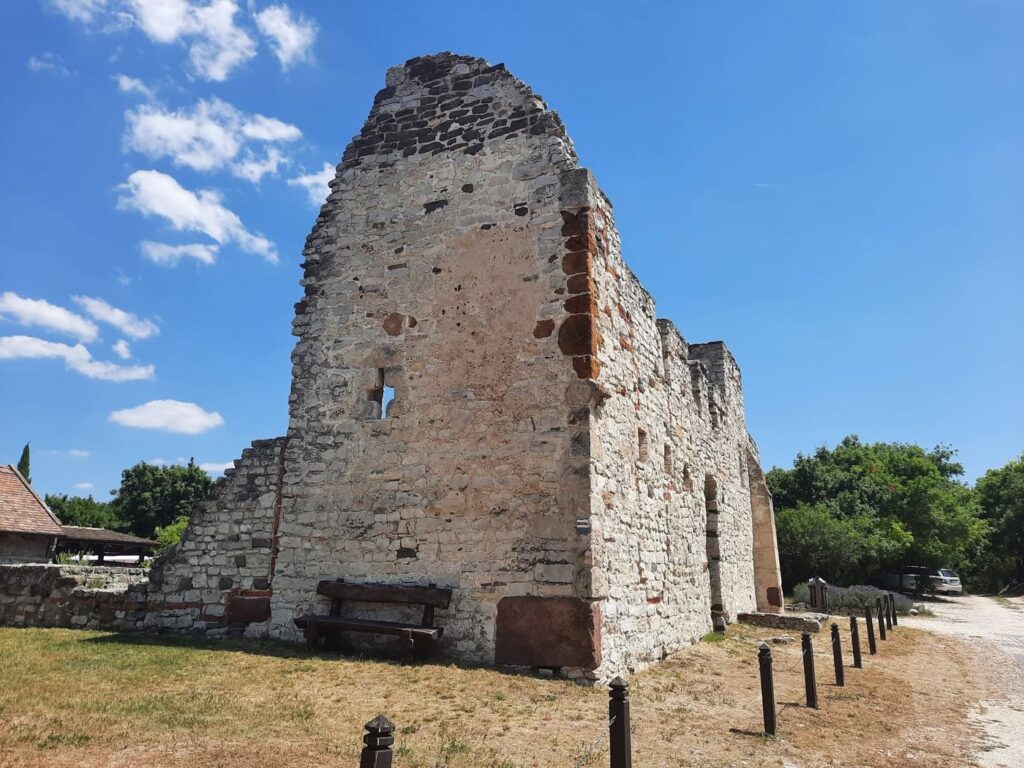 Dörgicse templomromjai: Árpád-kori falak a Balaton-felvidék dombjai között
