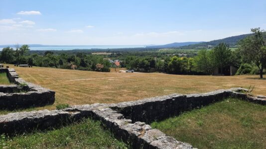 Dörgicse templomromjai: Árpád-kori falak a Balaton-felvidék dombjai között